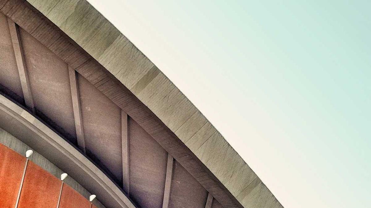 一张展示艺术家在创作过程中，用手机充电线缠绕成各种形态的照片，配文：艺术家用心创作，将日常物品转化为抽象艺术。