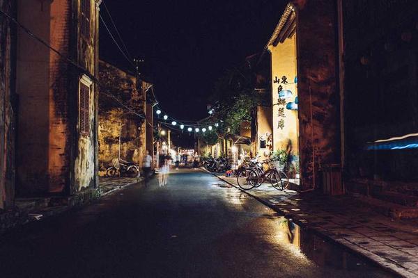 一张展示艺术家在展示其作品的场景，配文：艺术家通过自己的创作，将生活中的点滴转化为艺术作品，与观众分享生活的美好。