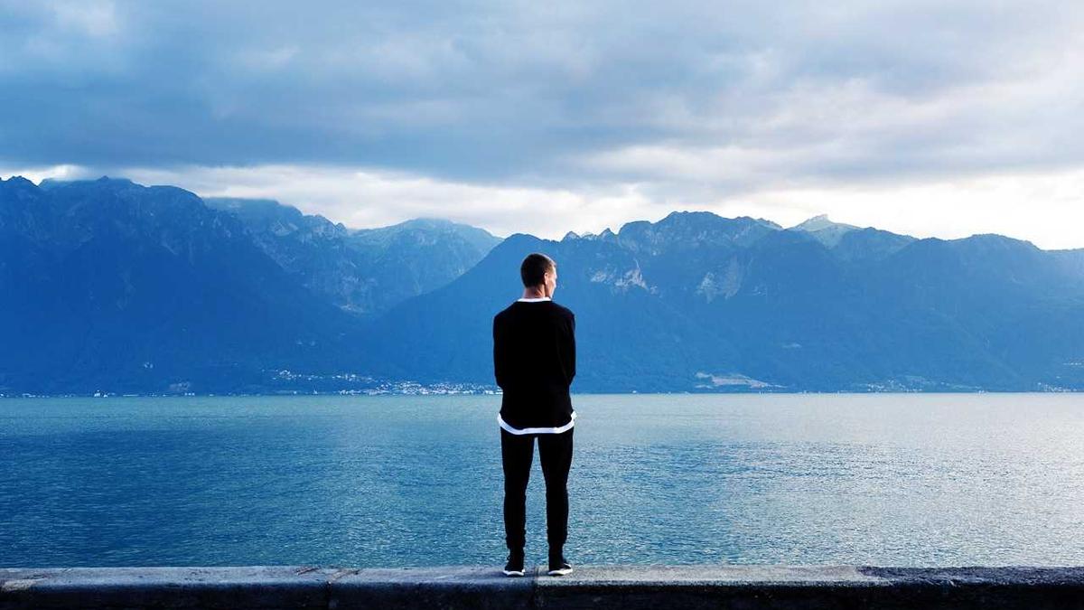 欧洲足球俱乐部与保险公司合谋，夸大球员伤情以获取高额保险理赔，球员成为工具。